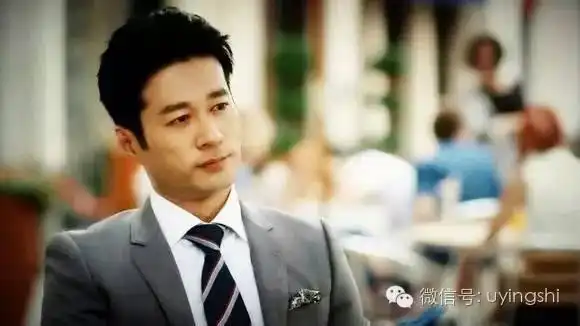 是设计师三十岁转行出道,从演十年因偷懒意外走红