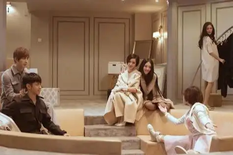 小时代片场照,时代姐妹花蹲在地上聊天让人梦回折纸时代
