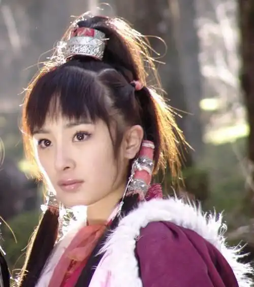 赵薇11年前拍的广告中,有谁注意他旁边的女孩,如今火得一塌糊涂