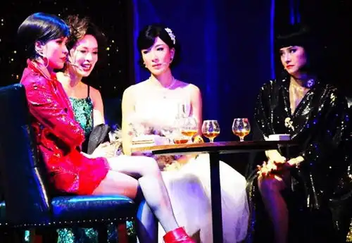 就算是小儿女的爱恨情仇,也要披上华丽的外衣