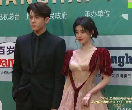 白玉兰翻车现场关晓彤走上主持台,鞠婧祎居然成了红毯女王
