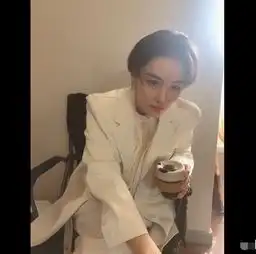 张馨予太霸气了西装短发变霸道总裁狂撩员工,邪魅一笑御姐范足