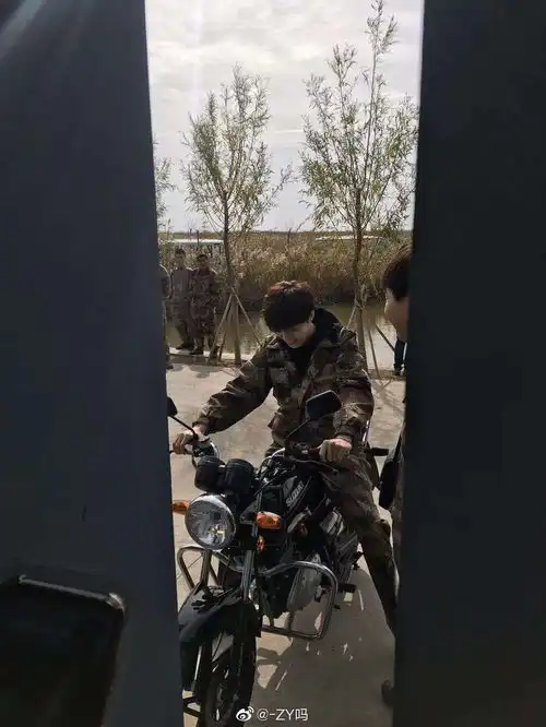 今天微博上那只震惊众人的巨型海獭让我想起了一个人
