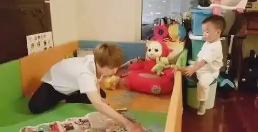 吴京豪宅日常首曝光一家四口睡杂物间,衣物玩具堆满厕所