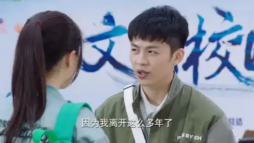 亲爱的小米和亚亚在食堂约会,两人不知不觉有了肢体接触