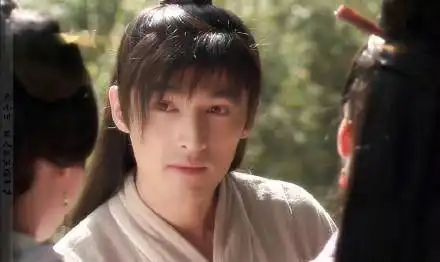 神话上映4年后,成龙将百万盔甲赠与胡歌,代表蒙毅对易小川的认可
