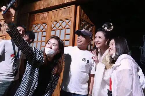 周海媚香蜜杀青与工作人员相处融洽惜别不舍