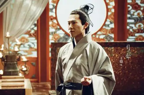 海归学霸为追演员梦,做14年配角,走红后才透露其母是影后
