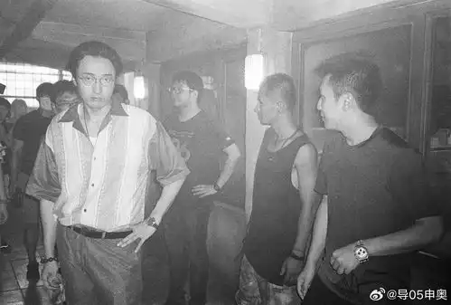 电影孤注一掷片场幕后照曝光张艺兴金晨搞怪