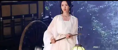 长月烬明开播大爆,躲过叶冰裳大婚造型,没逃开官方新剧照
