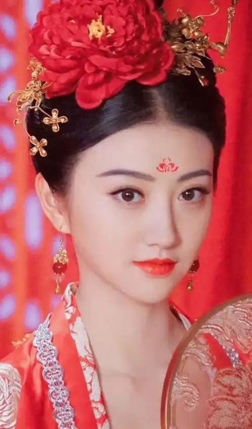 背景强大的景甜,每部剧都是大女主,今年终于凭借司藤火了