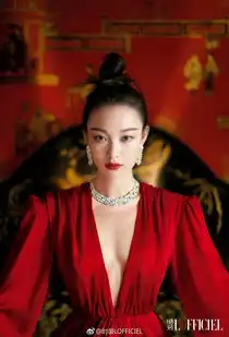 明星都能hold住赫本式小黑裙吗当秦岚对上倪妮,差距尽显