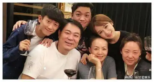他曾走后门挤走杨紫,今杨紫成一线明星,她被遗忘聚会无人理
