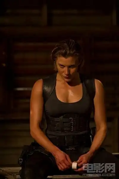 星际传奇3曝光新剧照美女野兽大对决
