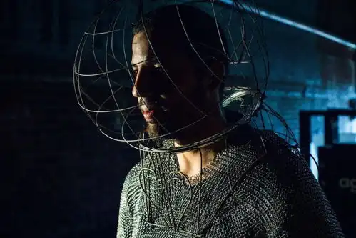 这个疯狂的艺术家,把飞屋环游记搬到了现实