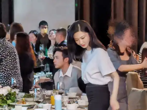 景甜张彬彬出席司藤庆功宴,场面像是大型婚礼现场,俩人隔开坐刻意避嫌