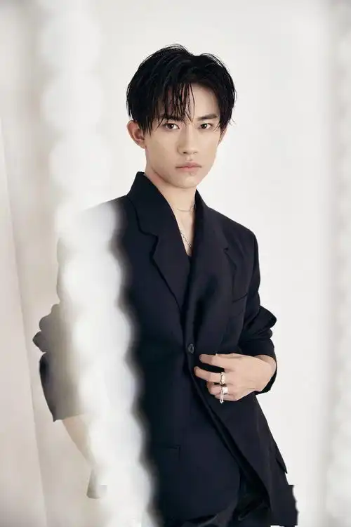 工作室分享易烊千玺少年之名剧照,全新身份开启青春里的无限可能
