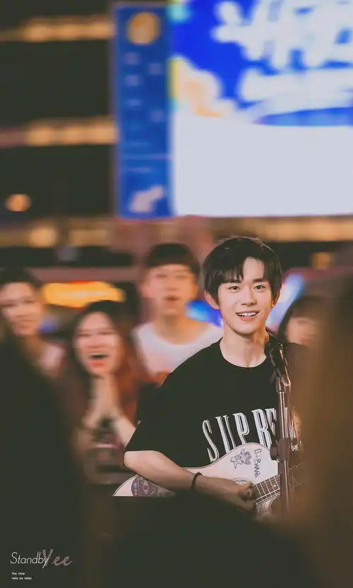 求易烊千玺对着镜头笑的高清图,谢谢