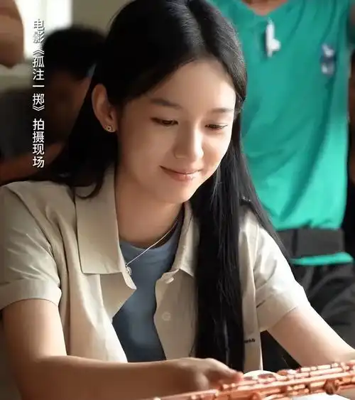 孤注一掷10处隐晦的暗示女主不跳车更惨,小雨白衣藏玄机
