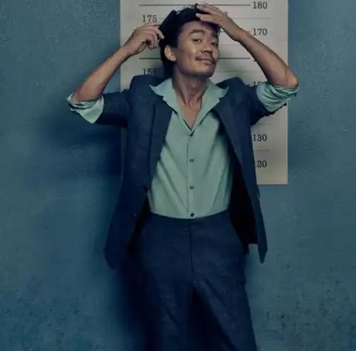 王宝强学年轻人尝试卷发造型,穿清爽外套,看起来仍然是中年人