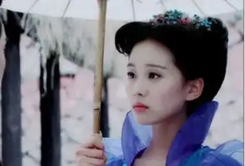 同样是撑油纸伞,杨紫明艳,热巴仙气,她美出天际
