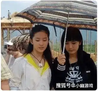 15年前帮刘亦菲撑伞如今比她还红