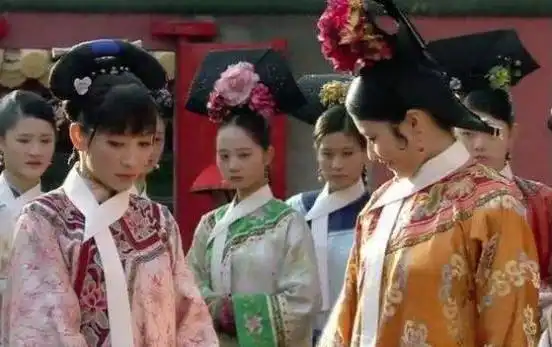华妃明明厌恶甄嬛,为何帮甄嬛赐夏冬春一丈红真是女人心海底针
