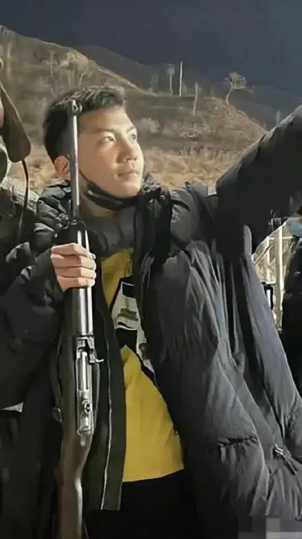 胡军晒儿子探班照,13岁的康康身高瞩目,完美复制爸爸的帅气