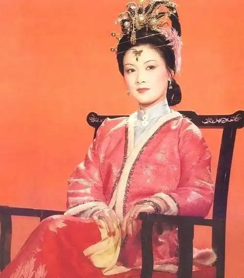 87版红楼梦试妆照平儿娇美俏丽,林黛玉倾城绝世,香菱袅娜纤巧
