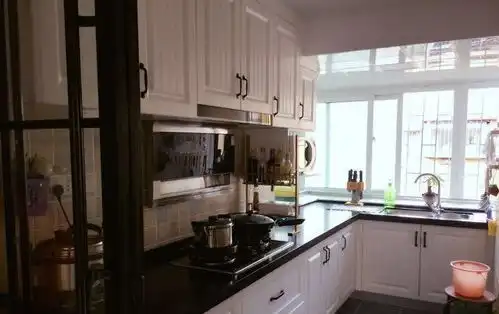 为省钱买56平蜗居,老公在阳台打个榻榻米床,瞬间多了一间儿童房
