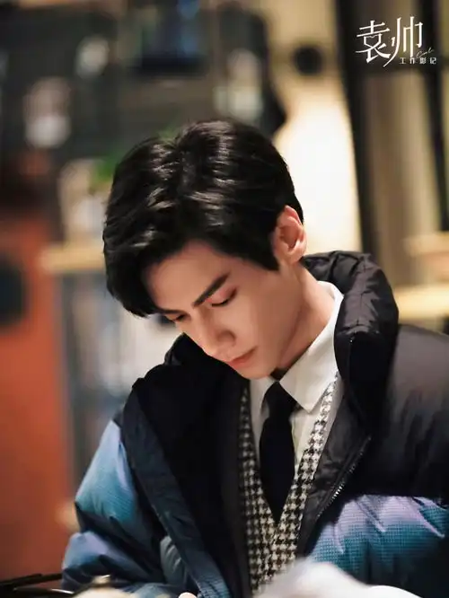 罗云熙新剧剧照释出,玩转羽绒服配西装,帅气儒雅状态满分
