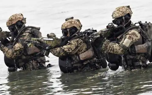 海豹突击队出手,冲上伊朗小渔船,突然意外发生,一次淹死2个