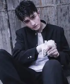 金瀚节目中坦言,从小在部队大院长大,但家里却不是当兵的