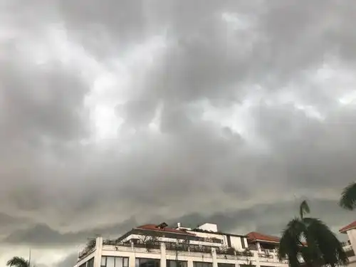 快躲雨冷空气附赠雷雨79级大风,已到达海口
