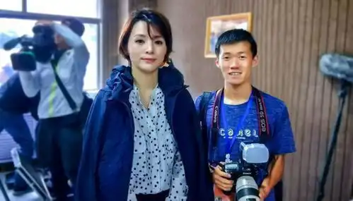 董卿近况,在家相夫教子素颜朝天,扎了丸子头,朴实无华星味全无许渊
