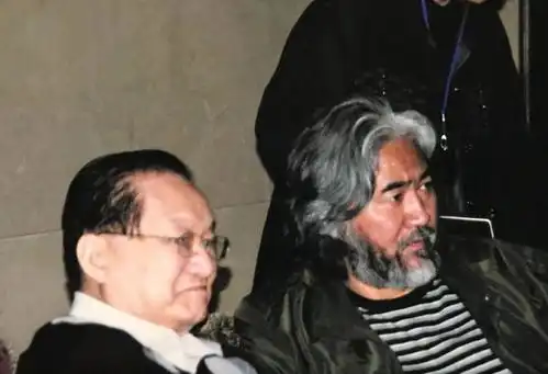 张纪中携夫人现身金庸诞辰100周年交流会,走路带风精气神十足
