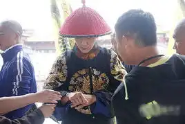 宫2花絮照曝光峰幂亲密挑逗
