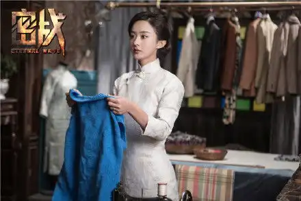 赵丽颖宛若小公举回眸一笑白色长裙加披肩笑容甜炸
