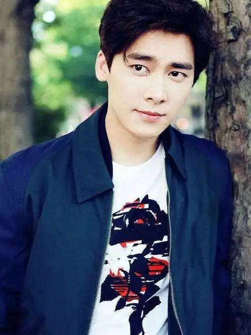 初代顶流李易峰34岁生日快乐,这么多年,为啥人气不减
