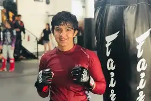 摔跤吧,爸爸原型女孩转战格斗赛场,首秀取胜的她向全印度宣言格斗吧,女孩