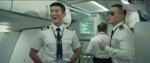 中国机长新预告,万米高空紧急呼叫,直击险情,再现揪心时刻