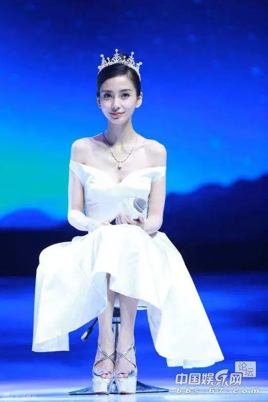 最亮女星穿一字肩礼服,柳岩性感,刘亦菲最仙,她却穿出高傲
