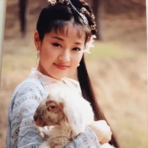 多张马伊琍童年照曝光从小美到大,所有的衣服都是妈妈织的