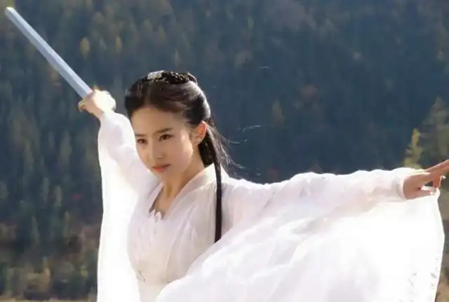 她是慕容复王语嫣的后人,本为一代掌门,却为情所困退出江湖