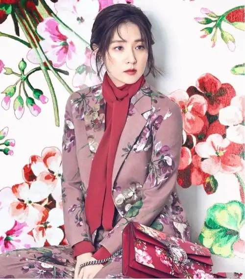 大长今李英爱不显老,穿印花长裙如少女一般,婴儿肌抢镜
