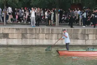 北京颐和园昆明湖保洁员日捞垃圾2000斤