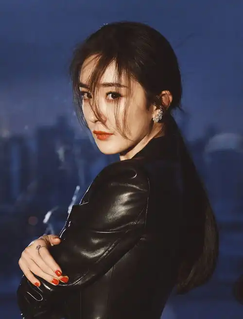 风云盛典红毯,李沁裙装优雅文艺,杨幂混搭造型越发性感婀娜