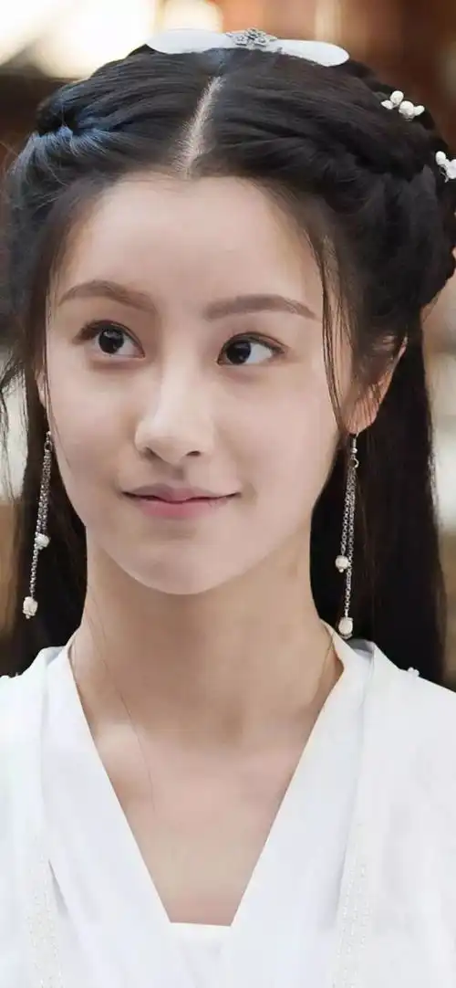 新神雕又出海报了,小龙女嘴巴油油脖子好粗壮,顶多适合演陆无双