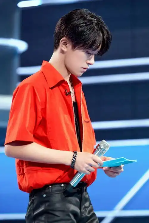 易烊千玺尝试霸总风穿搭,一身禁欲系黑色西装,气场强大令人惊艳