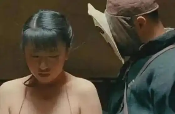 女星第一次演戏肚兜被扯飞,导演将画面保留,网友依旧历历在目
